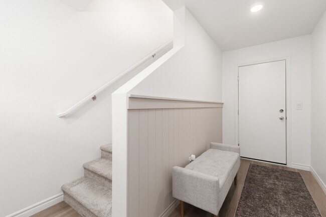 Building Photo - Newer townhome in the NW