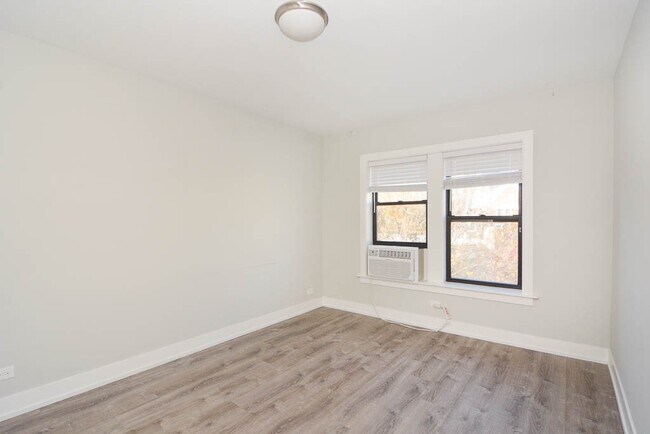 Building Photo - 725 W Brompton Ave