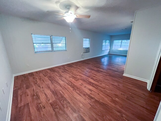 Building Photo - Pet Friendly 4BR/2BA Home Near UF Available for Fall 2026!