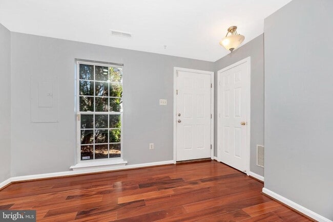 Building Photo - 618 Cawley Dr