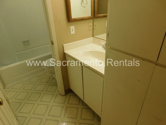 Building Photo - 550 Del Verde Cir