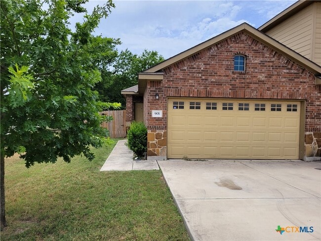 Building Photo - 901 Brown Rock Dr