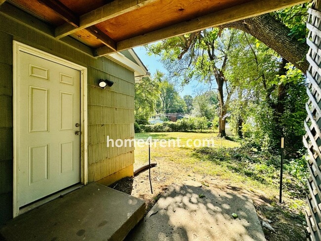 Building Photo - Ranch Style Home in KCMO w/ LVP Floors, SS Appliances and a Fenced Yard!