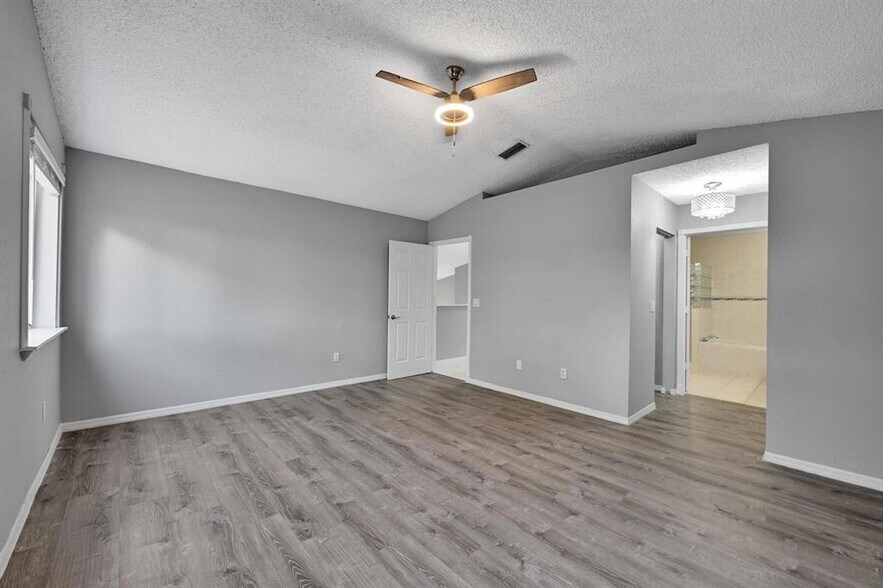 Building Photo - 1602 SW 159th Ave