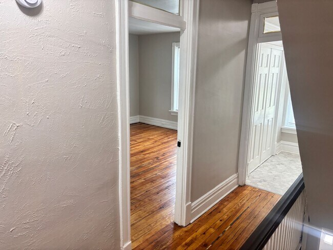 Building Photo - 4 Bedroom, 2 Full Baths Harrisburg House for Rent