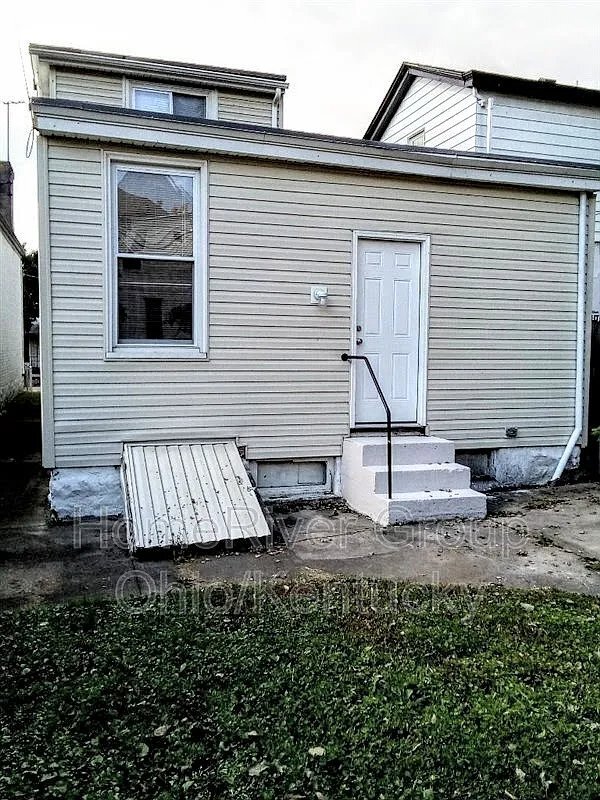 Building Photo - 1532 St Clair St