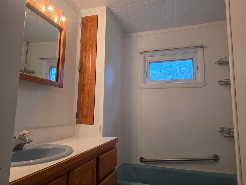 Building Photo - 63 Oak St