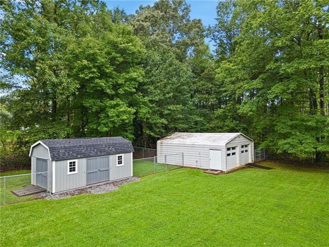 Building Photo - 3020 Land Rd