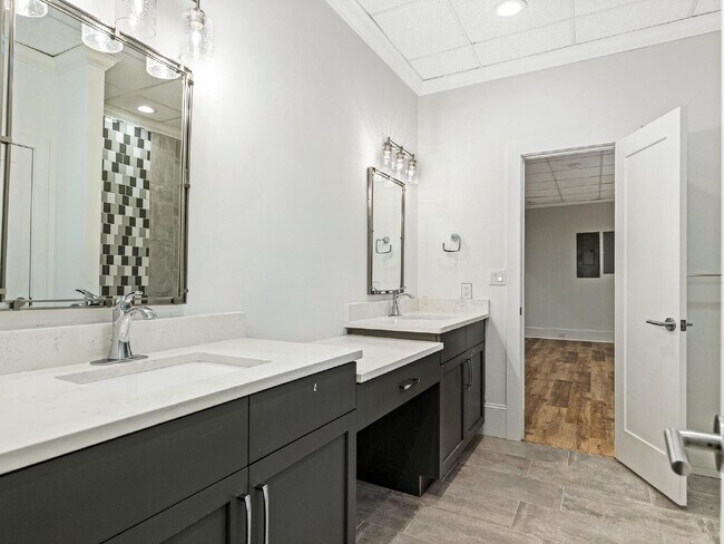 Building Photo - Beautifully built, renovated home boasts 5 BD, 5 BT, providing ample space for a growing family a...