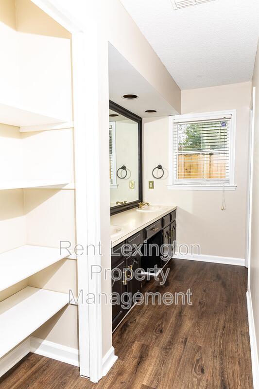 Building Photo - 4661 Saron Dr