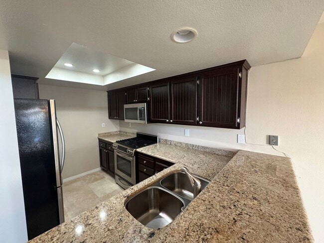 Building Photo - Townhome-Style 2BR/2.5BA + Loft | East Ventura (Beacon Court Community)