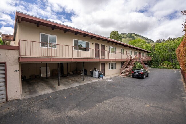 Building Photo - Quiet Comfortable Upstairs 2 Bedroom 1 Bat...