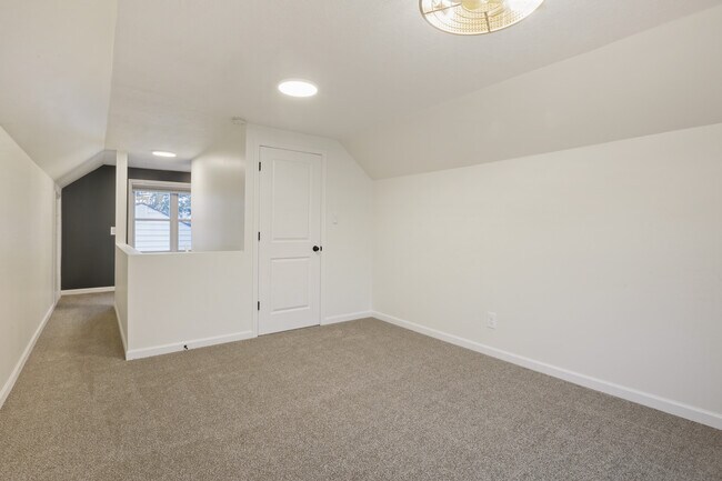 Building Photo - 1003 E Hopkins Dr