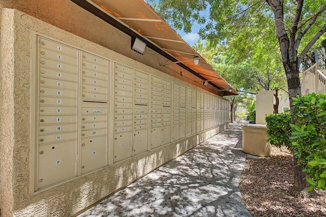 Building Photo - 2 BEDROOM CONDO WITH MOUNTAIN VIEWS!