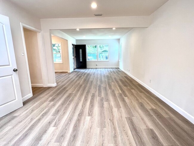 Building Photo - Quiet and Charming West LA Home!