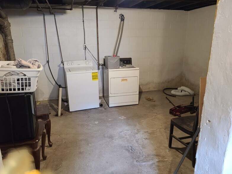 Building Photo - 914 S Center St