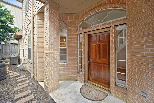 Building Photo - 5423 Lacy St