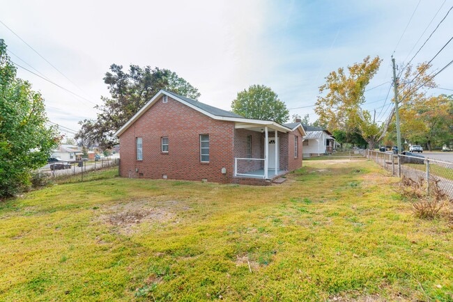 Building Photo - Brick home with a fenced-in yard! Section 8 accepted