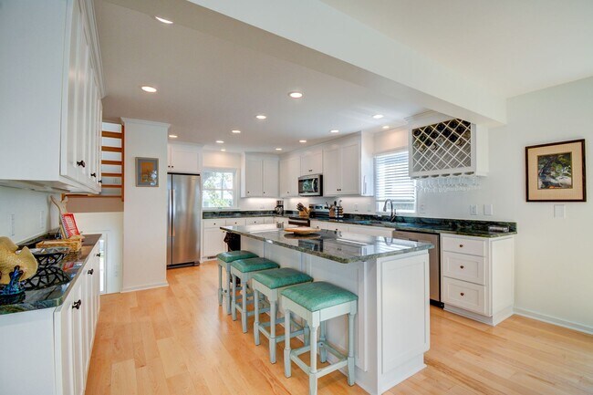 Building Photo - Seasonal Rental: Total Relaxation with Sou...