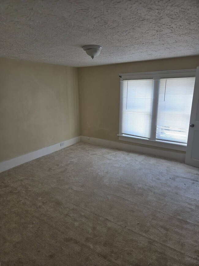 Building Photo - Charming 2-Bedroom Property in Prime Location (Section 8 Vouchers Accepted)