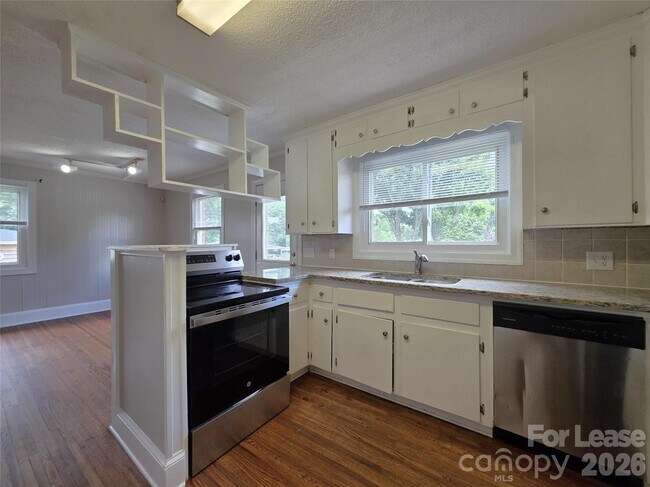 Building Photo - 1310 Oakwood Ave