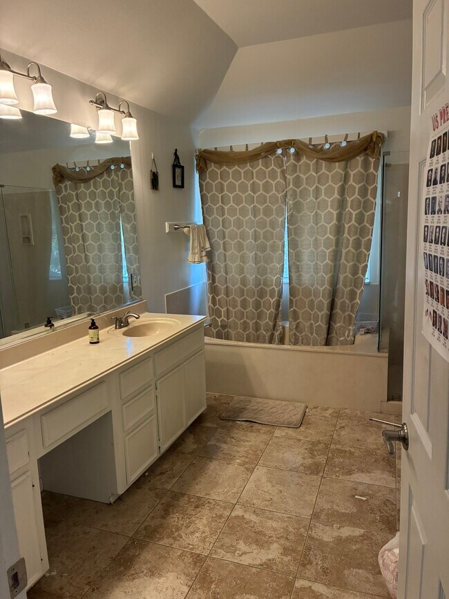 Building Photo - 4635 Meadow Green Dr