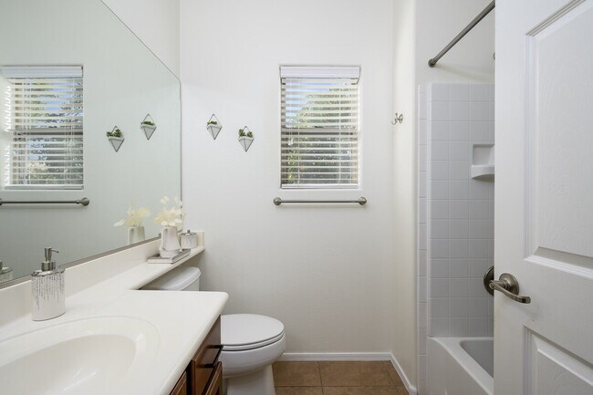 Building Photo - 5538 W Andrea Dr