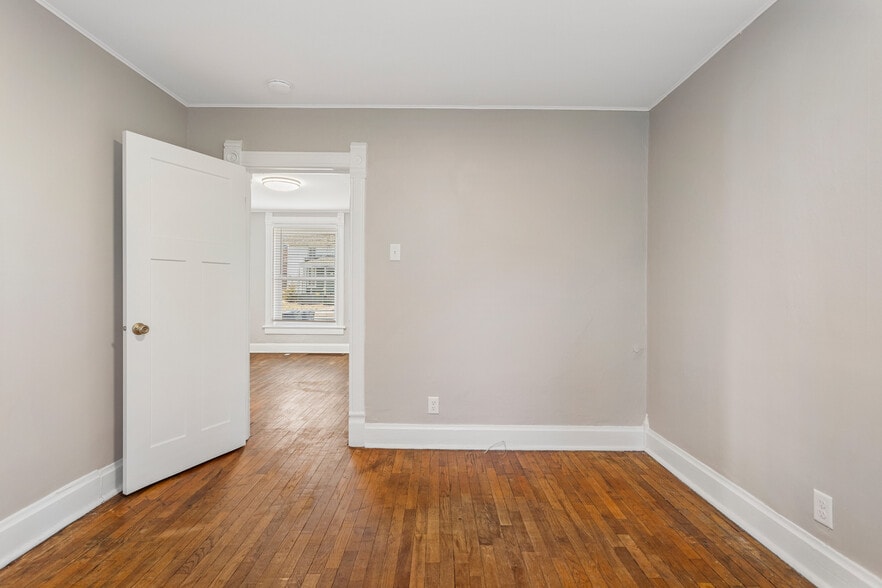 Building Photo - 402 E Elm St