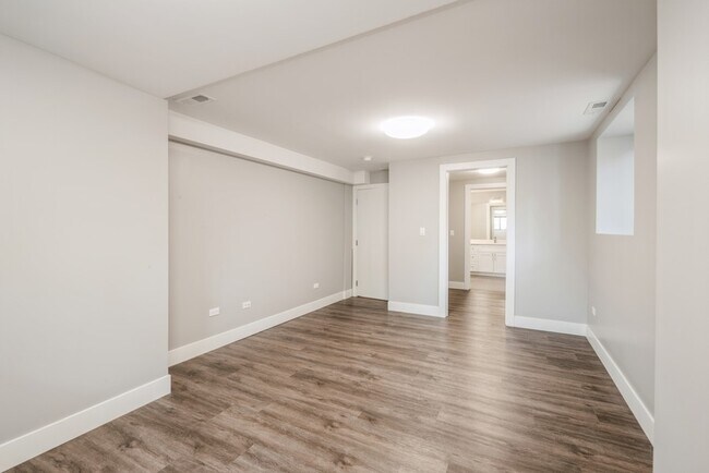 Building Photo - 5038 S St Lawrence Ave