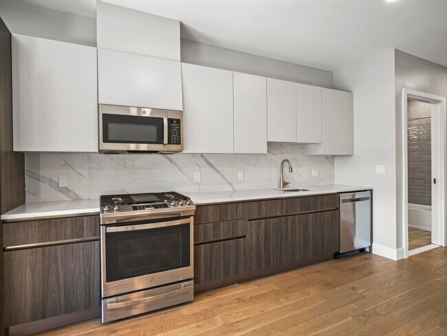 Building Photo - 9 Central St