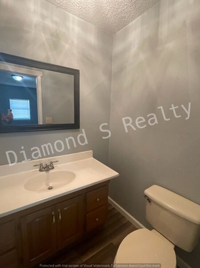 Building Photo - Charming 3 bedroom home available!