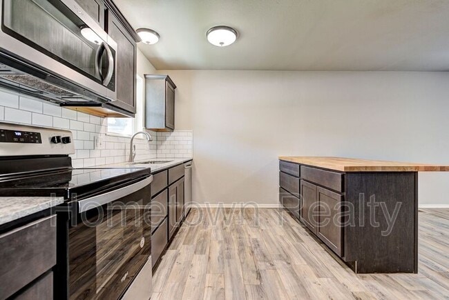 Building Photo - 606 Oak Creek Dr