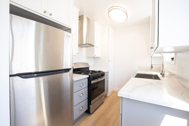 Building Photo - 4019 Oakwood Ave