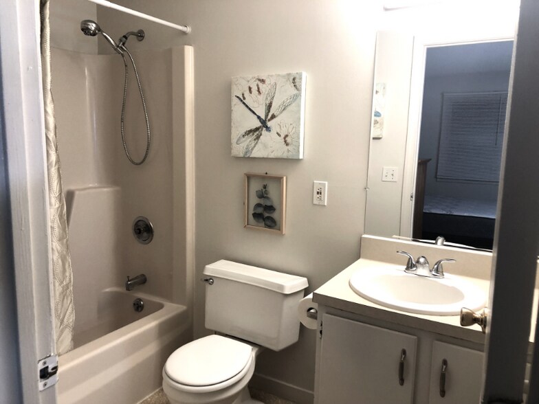 Building Photo - 11 St James Pl