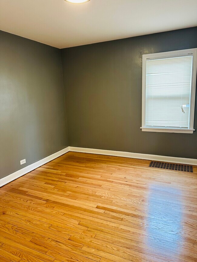 Building Photo - 3850 W 81st St