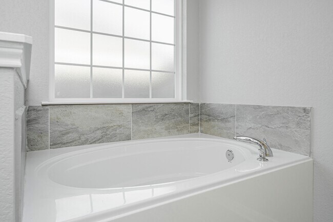 Building Photo - 536 Fallbrook Dr