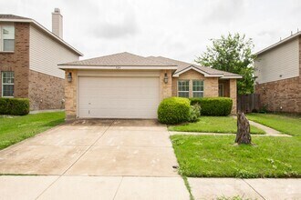 Building Photo - 3 Bedroom 2 bath home!