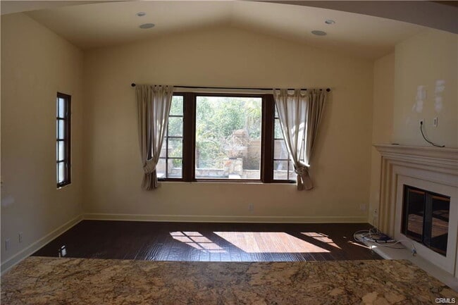 Building Photo - 2 Canyon Peak