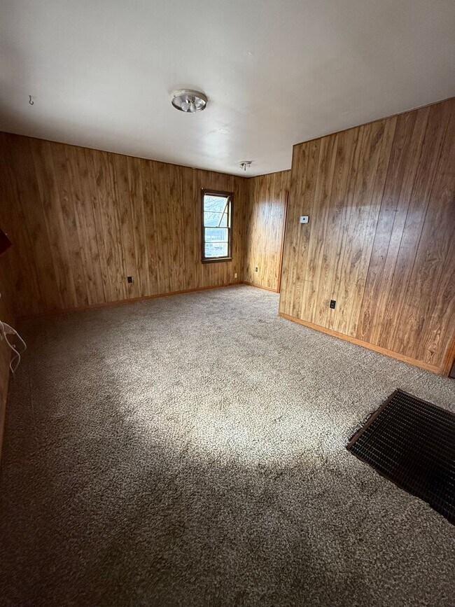 Building Photo - 1 Bedroom, 1 Bathroom House with Detached Garage
