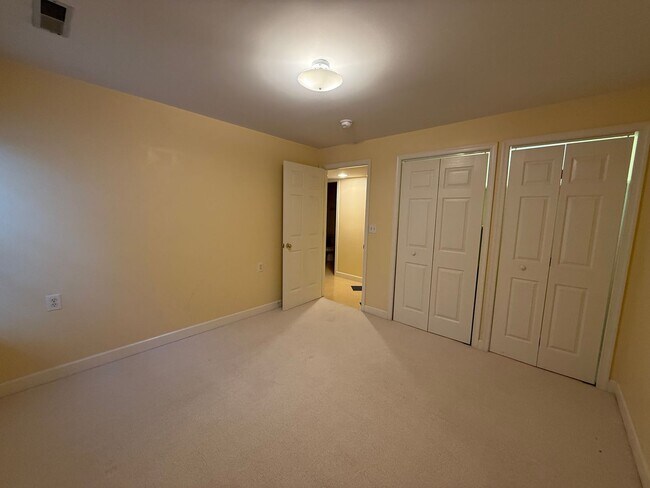 Building Photo - 935 Charter Oaks Dr