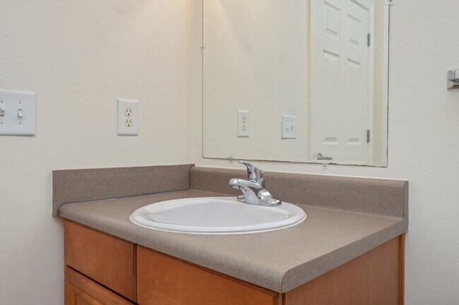Building Photo - 2 Bedroom Townhouse in Crestview!