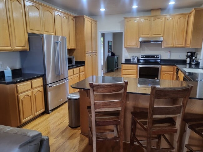 Building Photo - 5 bed 3 bath