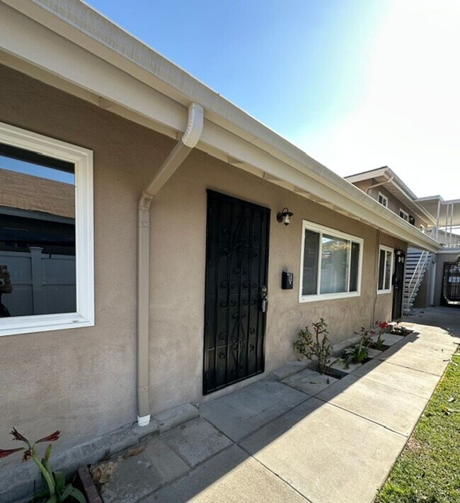 Building Photo - 405 S Kroeger St