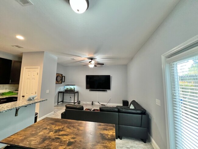 Building Photo - 2100 Pomegranate Ct