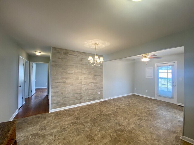 Building Photo - Cozy Two Bedroom in the Heart of Adairville