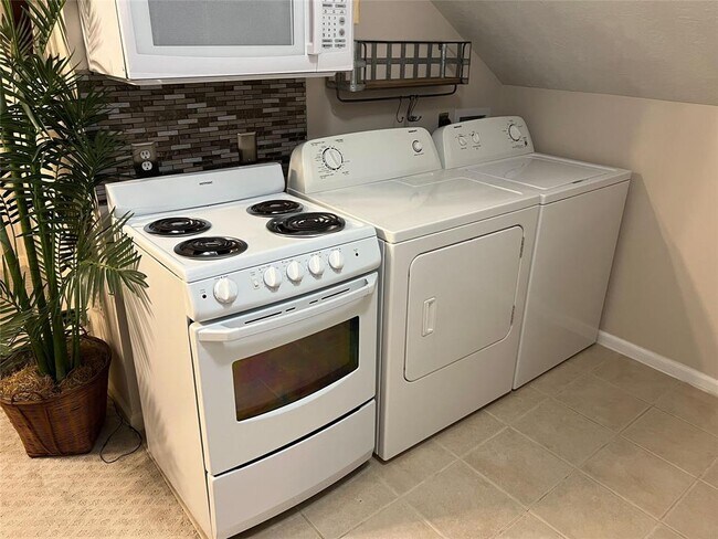 Building Photo - 2535 N MacGregor Way