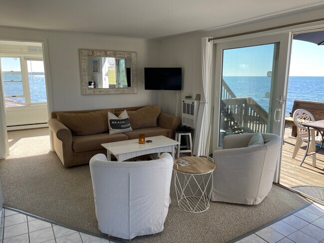 LIVING RM - 21 Hawes Ave