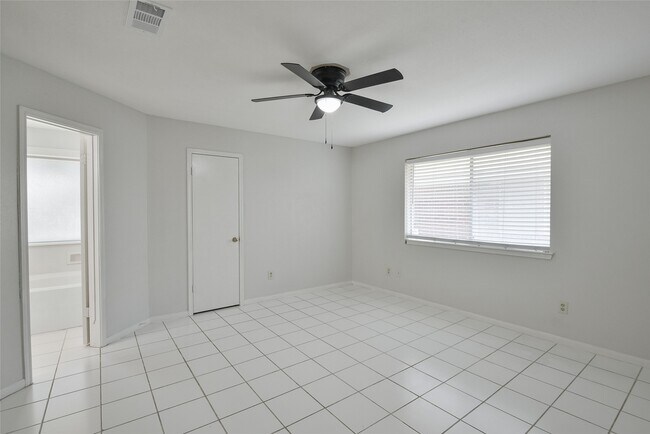 Building Photo - 2311 Old Oak Ln