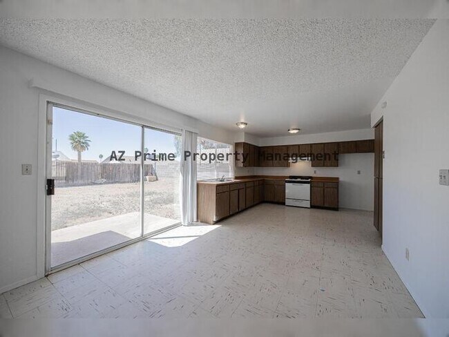 Building Photo - 8821 W Sahuaro Dr