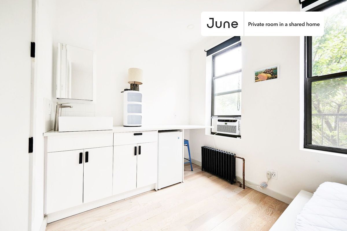 Building Photo - Room in Shared 3 bed/3 bath home